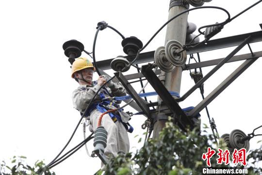 5月17日下午,在三明市梅列区,三明供电公司党员服务队正在对因灾受损线路进行抢修。