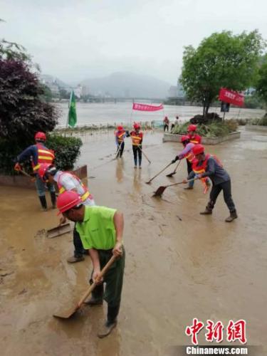 5月18日,洪水过后,当地市政部门组织清理江滨公园淤泥。
