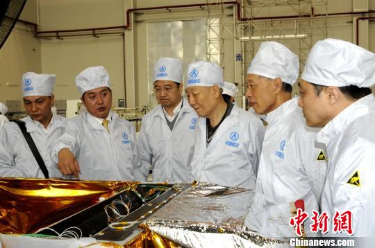 北斗二号卫星研制人员正在进行技术讨论。 苏宏伟 摄