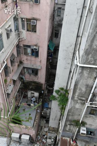 香港荃灣一男童收衣服時失足墜樓受傷。圖爲現場樓房。圖片來源:香港《明報》/衛永康 攝
