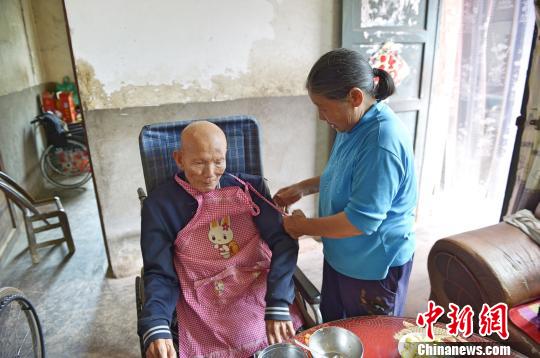 易從梅照顧身患“漸凍症”的丈夫 景衛東 攝