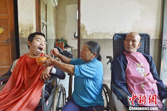 易從梅堅守21年獨自扛起家人的希望 景衛東 攝