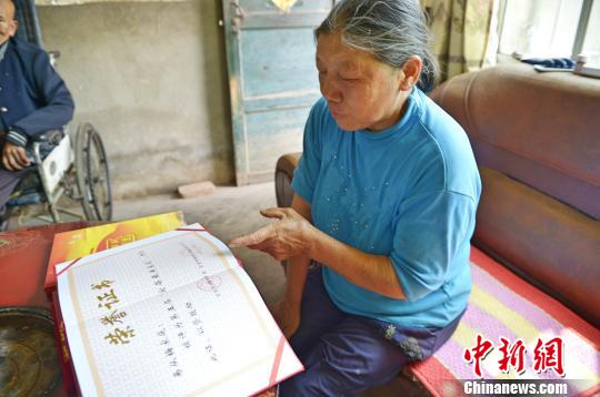 易從梅2017年被湖北省文明辦授予“荊楚楷模”榮譽稱號 景衛東 攝