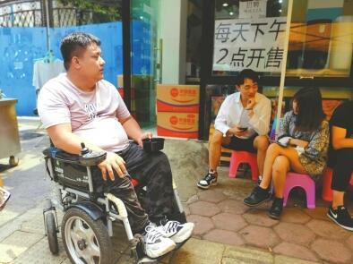 性格開朗的韓立營人緣很好,他也喜歡和排隊等候的食客聊聊天。