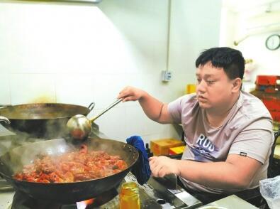 坐在輪椅上炒小龍蝦的韓立營感動衆多網友。