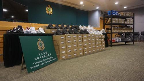 香港海關22日採取執法行動,打擊在網上社交平臺售賣冒牌鞋類行爲,共檢獲156雙疑似冒牌鞋,估計市值約40萬港元。圖片來源:香港特區政府新聞公報