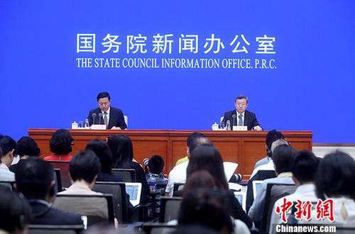 6月2日,國務院新聞辦公室發表《關於中美經貿磋商的中方立場》白皮書,並在北京舉行新聞發佈會。商務部副部長兼國際貿易談判副代表王受文(右)和國務院新聞辦公室副主任郭衛民出席,介紹和解讀白皮書有關情況,並答記者問。 <a target='_blank' href='http://www.chinanews.com/'>中新社</a>記者 張宇 攝