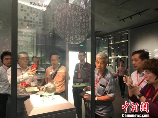 海外侨胞参观博物馆。 李庭耀 摄