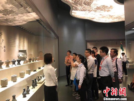 海外侨胞参观博物馆。 李庭耀 摄