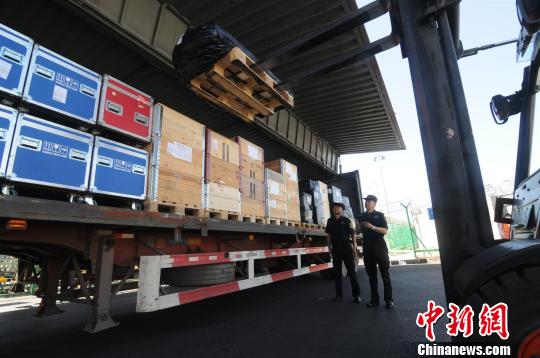 大連海關快速驗放達沃斯空運物資。 李洋 攝