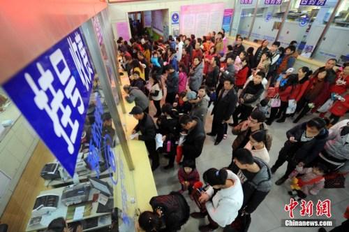 資料圖:排隊掛號的人羣。 <a target='_blank' href='http://www.chinanews.com/'>中新社</a>發 韋亮 攝