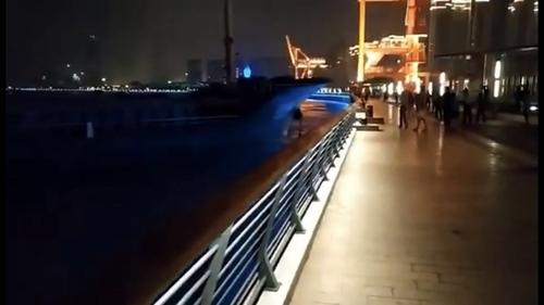 上海徐汇滨江一船只撞上江岸。 视频截图