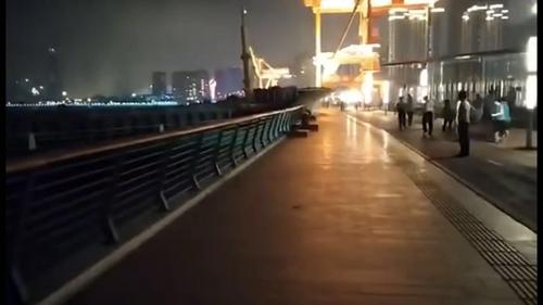 岸堤栏杆被撞坏。 视频截图