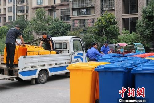 10月10日,工作人員正在轄區設置垃圾分類收集點。當日,安徽省合肥市分路口城管辦在轄區投放垃圾分類收集點位195處,並通過社區分類督導員及宣傳員開展垃圾分類宣傳活動,讓民衆更深入瞭解垃圾分類和減量工作,共享綠色生活。<a target='_blank' href='http://www.chinanews.com/'>中新社</a>記者 韓蘇原 攝