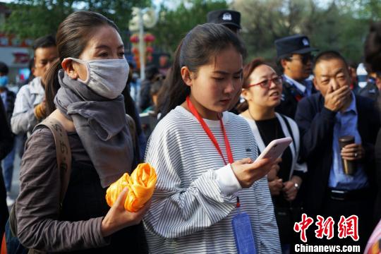 圖爲6月7日,手持哈達的家長到拉薩中學考點外陪考生候場。 張偉 攝