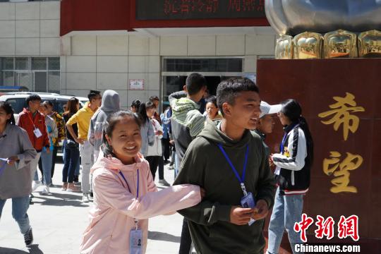 圖爲6月7日,完成首場考試的拉薩市考生步出考場。 張偉 攝