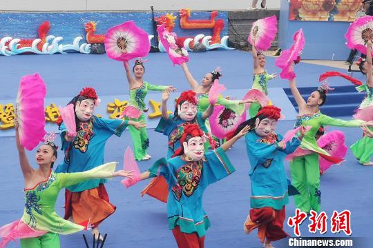 開幕式上,臺北私立華岡藝校學生演出舞蹈《紅綃飛舞慶端陽》。 孫虹 攝