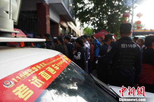 圖爲6月7日,拉薩市110便民警務站的民警在考點外維持秩序。 張偉 攝