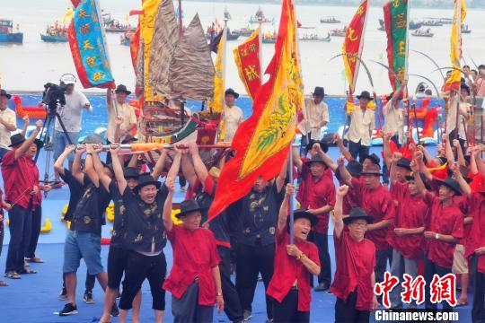 延續數百年、祈求行船順利的民俗——“王爺船”巡海儀式在舞臺上重現。 孫虹 攝