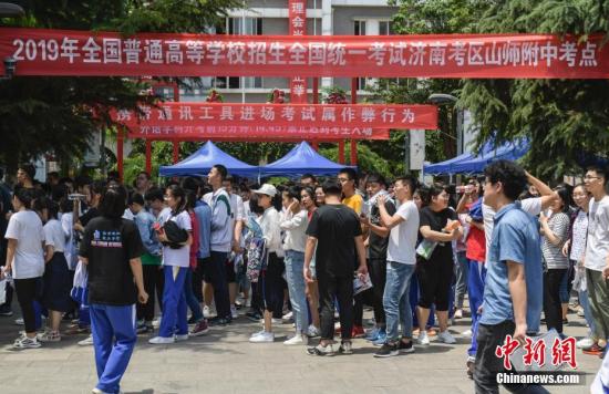 6月7日上午11時30分,2019全國高考首科語文考試結束。<a target='_blank' href='http://www.chinanews.com/'>中新社</a>記者 張勇 攝