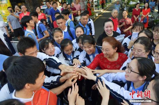 6月7日,在2019年全國高考深圳市福田中學考點,老師與考生一起加油。<a target='_blank' href='http://www.chinanews.com/'>中新社</a>記者 陳文 攝