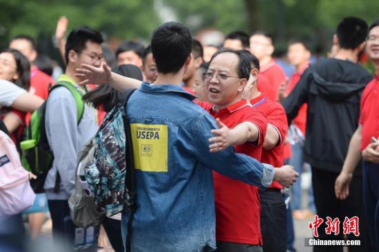 6月7日,長沙市一中考點前考生與老師擁抱。當日,2019年全國高考正式拉開大幕。<a target='_blank' href='http://www.chinanews.com/'>中新社</a>記者 楊華峯 攝