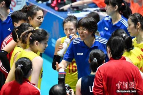 資料圖:圖爲中國女排主教練郎平指導隊員。<a target='_blank' href='http://www.chinanews.com/'>中新社</a>記者 李志華 攝