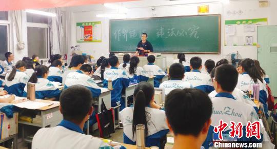 圖爲蘭會雲給學生上課。學生供圖