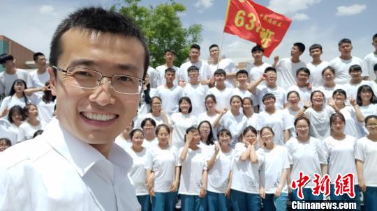 圖爲蘭會雲和學生拍畢業照。學生供圖