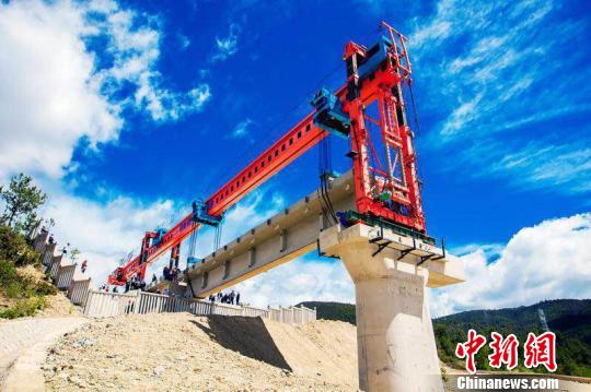 圖爲麗香鐵路開始第一片T樑架設。 陳暢 攝