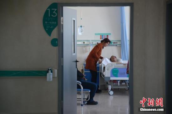 资料图:患者正在一家医院内进行治疗。<a target='_blank' href='http://www.chinanews.com/'>中新社</a>记者 刘文华 摄