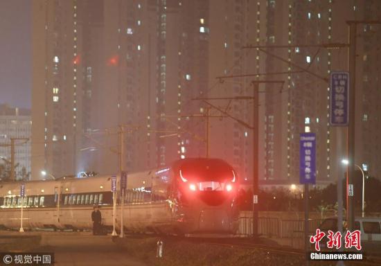 資料圖:霧霾中的復興號。秦淮 攝 圖片來源:視覺中國