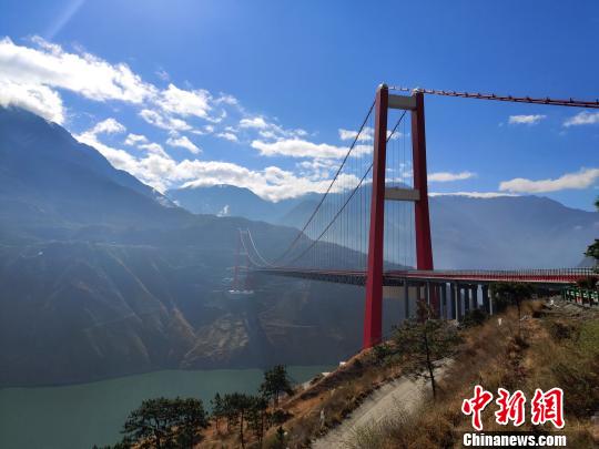圖爲橫跨大渡河的雅康高速瀘定大渡河大橋。(資料圖) 王鵬 攝