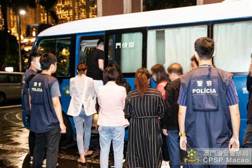 澳門警方將相關人士帶回警局調查。圖片來源:澳門特區政府網站