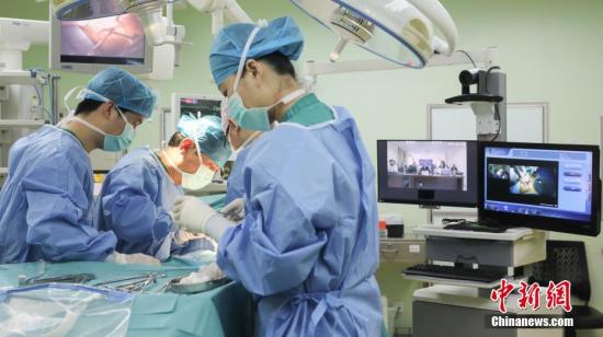 資料圖:一家醫院內,醫生正在進行手術。<a target='_blank' href='http://www.chinanews.com/'>中新社</a>發 鍾欣 攝