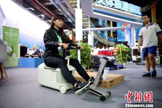 臺灣選手向來賓操作展示入圍作品——高齡運動器械。 李思源 攝