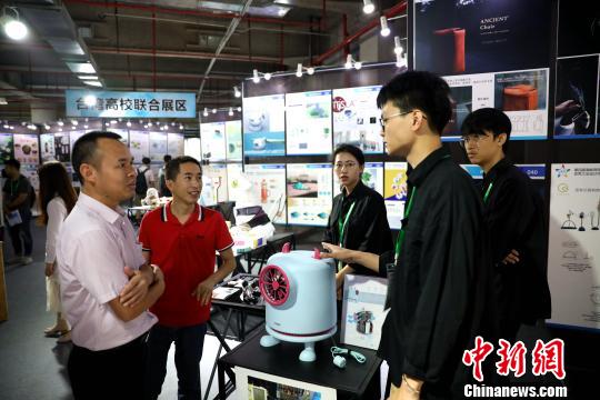 臺灣大學生向來賓介紹創意產品。 李思源 攝