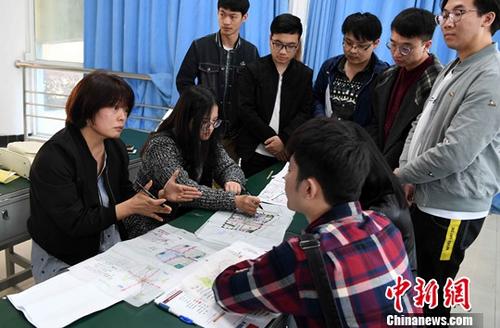 資料圖爲臺灣教師、福建工程學院建築與城鄉規劃學院講師林秀姿(左一),正在與該學院建築學專業學生進行交流、探討。<a target='_blank' href='http://www.chinanews.com/'>中新社</a>記者 劉可耕 攝