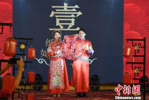 圖爲“同名村·婚同俗”主場聯誼活動上閩南婚俗表演。 張斌 攝