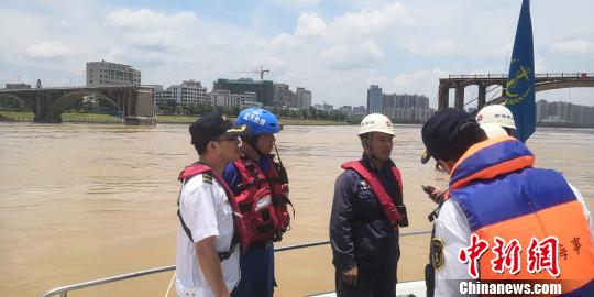 廣東河源東江大橋垮塌現場搜救持續續緊張進行 陳德峯 攝