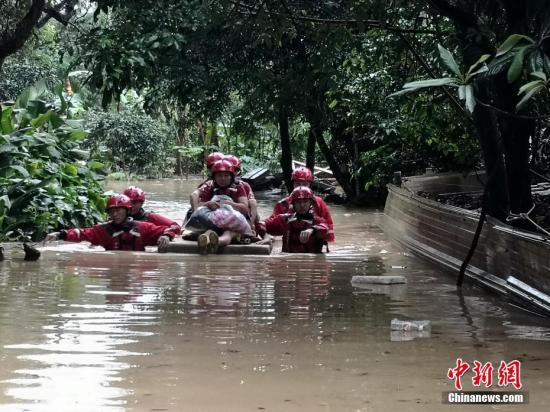 資料圖:6月16日,因遭遇暴雨襲擊,廣西沿海多處發生嚴重內澇,居民被困。當地消防部門接到求助信息後,先後轉移被困的居民數十人。<a target='_blank' href='http://www.chinanews.com/'>中新社</a>發 駱應銘 攝