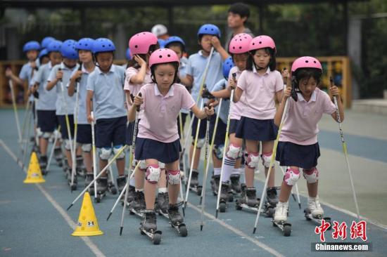 资料图:北京市中关村第三小学的学生们在校园内体验旱地越野滑雪。 <a target='_blank' href='http://www.chinanews.com/'>中新社</a>记者 崔楠 摄