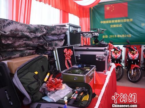 6月24日,中国援助柬埔寨扫雷物资交接暨授勋仪式在金边举行。图为援助的扫雷器材。<a target='_blank' href='http://www.chinanews.com/'>中新社</a>记者 黄耀辉 摄