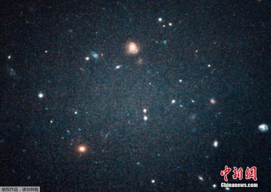 資料圖:被科學家們戲稱爲“透明星系”的NGC 1052-DF2星系。