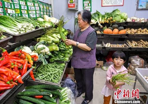 7月5日,新疆烏魯木齊,市民在居住地附近的社區蔬菜副食品直銷點,購買新鮮蔬菜等食材。<a target='_blank' href='http://www.chinanews.com/'>中新社</a>記者 劉新 攝