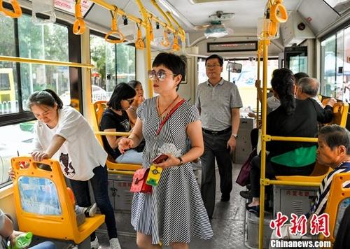 7月5日,新疆烏魯木齊,民衆乘坐907路公共汽車出行。<a target='_blank' href='http://www.chinanews.com/'>中新社</a>記者 劉新 攝
