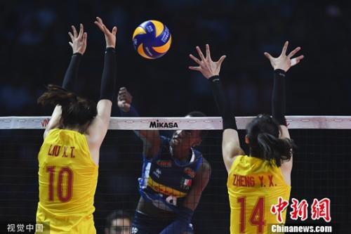 世界女排聯賽總決賽,二線陣容出戰的中國女排3:1戰勝意大利,成功進入四強。圖爲中國隊球員攔網。圖片來源:視覺中國