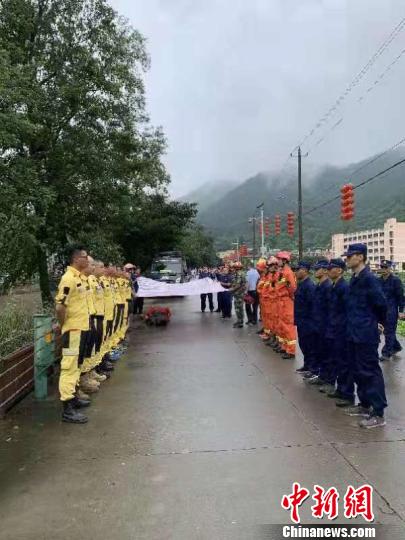 圖爲:消防員遺體被找到。溫州消防提供