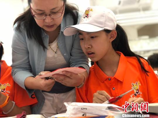 華裔青少年體驗剪紙。 竇鵬 攝