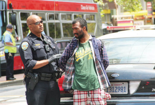 警方現場拘捕的一名嫌犯。遇襲的中國遊客也指認此人。(來源:美國《世界日報》記者李晗 攝 )